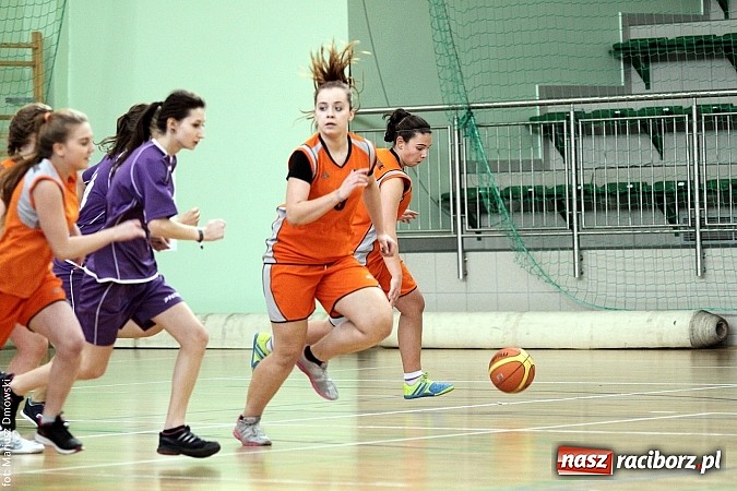 Zdjęcie w galerii na portalu naszraciborz.pl: Koszykówka dziewcząt szkół ponadgimnazjalnych wiadomości z regionu