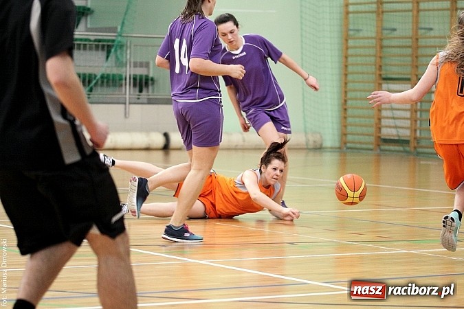 Zdjęcie w galerii na portalu naszraciborz.pl: Koszykówka dziewcząt szkół ponadgimnazjalnych wiadomości z regionu