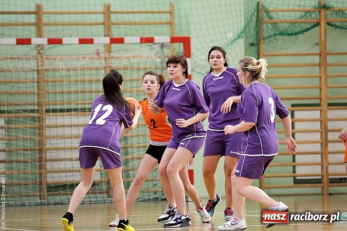 Zdjęcie w galerii na portalu naszraciborz.pl: Koszykówka dziewcząt szkół ponadgimnazjalnych wiadomości z regionu