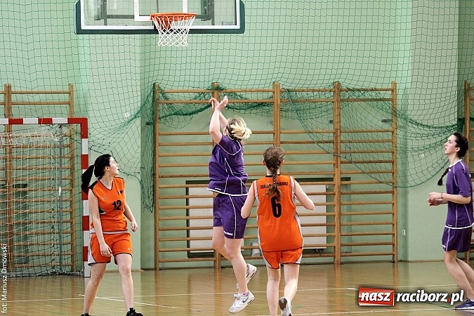 Zdjęcie w galerii na portalu naszraciborz.pl: Koszykówka dziewcząt szkół ponadgimnazjalnych wiadomości z regionu