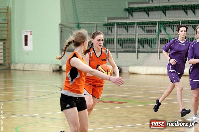 Zdjęcie w galerii na portalu naszraciborz.pl: Koszykówka dziewcząt szkół ponadgimnazjalnych wiadomości z regionu