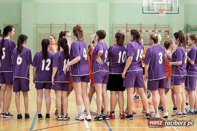 Zdjęcie w galerii na portalu naszraciborz.pl: Koszykówka dziewcząt szkół ponadgimnazjalnych wiadomości z regionu