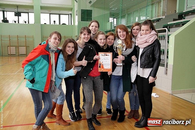 Zdjęcie w galerii na portalu naszraciborz.pl: Koszykówka dziewcząt szkół ponadgimnazjalnych wiadomości z regionu