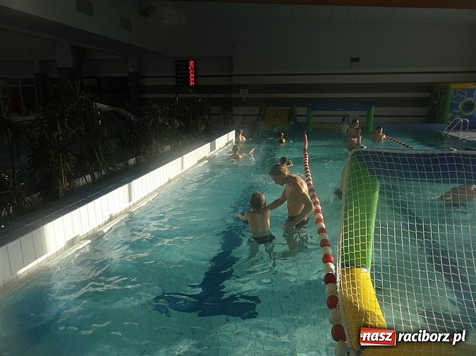 Zdjęcie w galerii na portalu naszraciborz.pl: UKS Zryw z Nędzy odwiedził raciborski Aquapark wiadomości z regionu