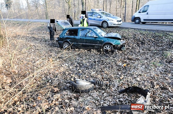 Zdjęcie w galerii na portalu naszraciborz.pl: Na wysokości Lasu Kobyla golf wypadł z drogi i uderzył w drzewo wiadomości z regionu