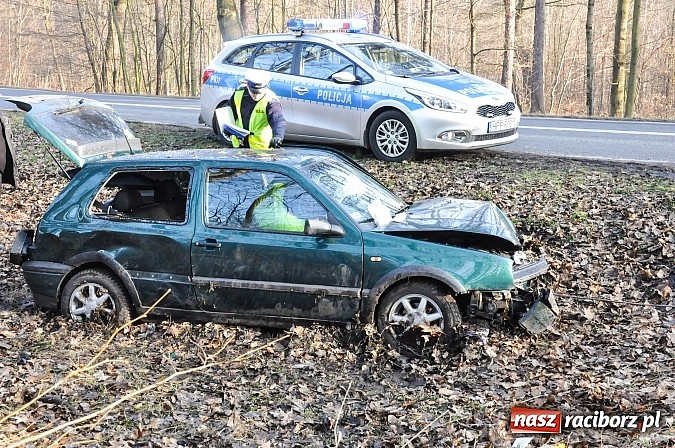 Zdjęcie w galerii na portalu naszraciborz.pl: Na wysokości Lasu Kobyla golf wypadł z drogi i uderzył w drzewo wiadomości z regionu