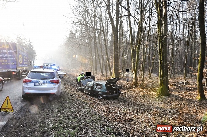 Zdjęcie w galerii na portalu naszraciborz.pl: Na wysokości Lasu Kobyla golf wypadł z drogi i uderzył w drzewo wiadomości z regionu