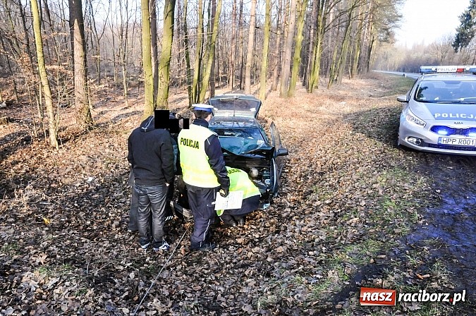 Zdjęcie w galerii na portalu naszraciborz.pl: Na wysokości Lasu Kobyla golf wypadł z drogi i uderzył w drzewo wiadomości z regionu