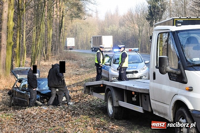 Zdjęcie w galerii na portalu naszraciborz.pl: Na wysokości Lasu Kobyla golf wypadł z drogi i uderzył w drzewo wiadomości z regionu