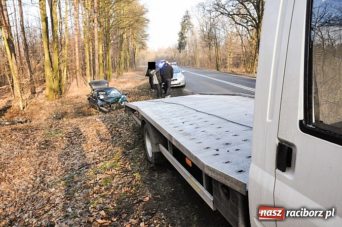 Zdjęcie w galerii na portalu naszraciborz.pl: Na wysokości Lasu Kobyla golf wypadł z drogi i uderzył w drzewo wiadomości z regionu