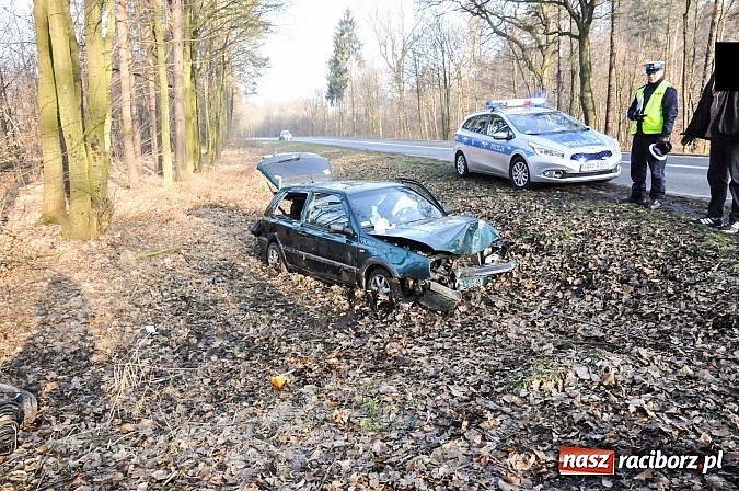 Zdjęcie w galerii na portalu naszraciborz.pl: Na wysokości Lasu Kobyla golf wypadł z drogi i uderzył w drzewo wiadomości z regionu