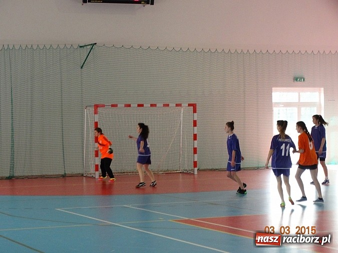 Zdjęcie w galerii na portalu naszraciborz.pl: Futbolistki rywalizowały o Puchar Dyrektora Zespołu Szk&oacute;ł w Krzanowicach wiadomości z regionu
