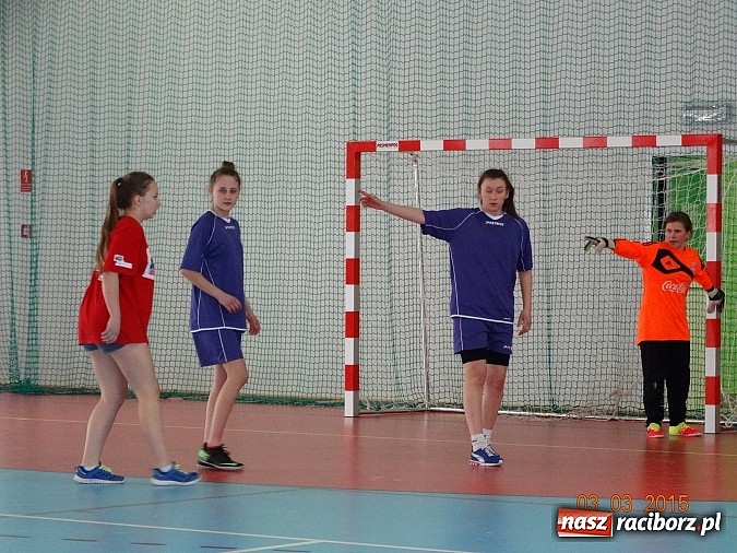 Zdjęcie w galerii na portalu naszraciborz.pl: Futbolistki rywalizowały o Puchar Dyrektora Zespołu Szk&oacute;ł w Krzanowicach wiadomości z regionu