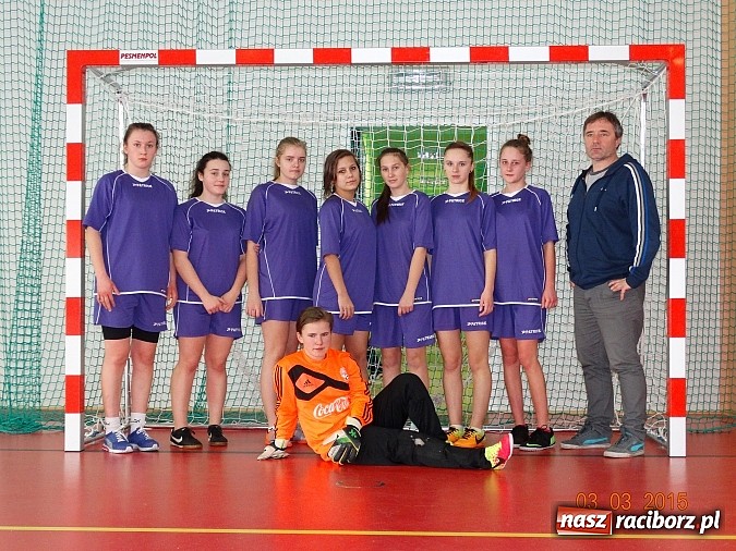 Zdjęcie w galerii na portalu naszraciborz.pl: Futbolistki rywalizowały o Puchar Dyrektora Zespołu Szk&oacute;ł w Krzanowicach wiadomości z regionu