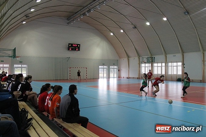 Zdjęcie w galerii na portalu naszraciborz.pl: Futbolistki rywalizowały o Puchar Dyrektora Zespołu Szk&oacute;ł w Krzanowicach wiadomości z regionu
