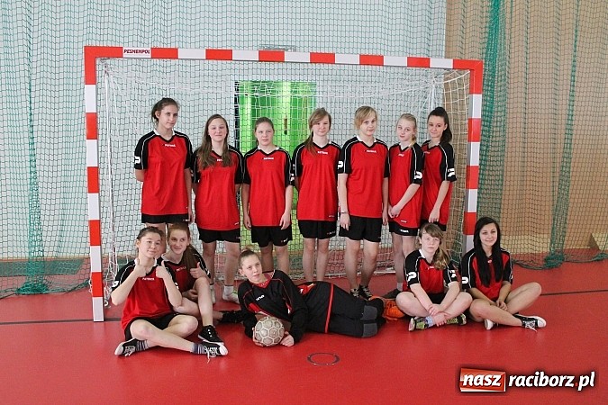 Zdjęcie w galerii na portalu naszraciborz.pl: Futbolistki rywalizowały o Puchar Dyrektora Zespołu Szk&oacute;ł w Krzanowicach wiadomości z regionu