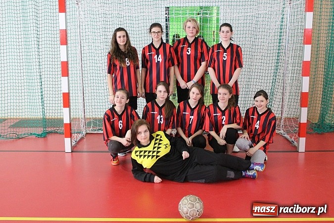 Zdjęcie w galerii na portalu naszraciborz.pl: Futbolistki rywalizowały o Puchar Dyrektora Zespołu Szk&oacute;ł w Krzanowicach wiadomości z regionu