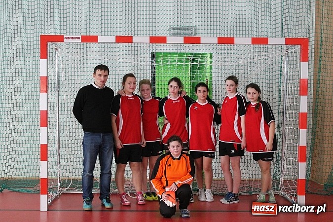 Zdjęcie w galerii na portalu naszraciborz.pl: Futbolistki rywalizowały o Puchar Dyrektora Zespołu Szk&oacute;ł w Krzanowicach wiadomości z regionu