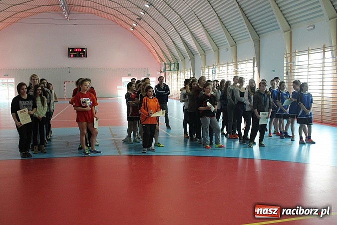 Zdjęcie w galerii na portalu naszraciborz.pl: Futbolistki rywalizowały o Puchar Dyrektora Zespołu Szk&oacute;ł w Krzanowicach wiadomości z regionu