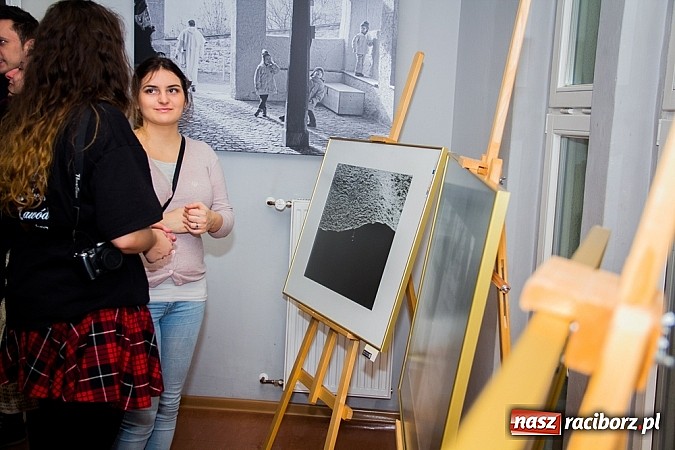 Zdjęcie w galerii na portalu naszraciborz.pl: Zatrzymane w kadrze - wystawa fotograficzna w Galerii Gawra na 10 lat Fotonu wiadomości z regionu