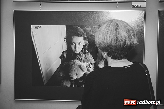 Zdjęcie w galerii na portalu naszraciborz.pl: Zatrzymane w kadrze - wystawa fotograficzna w Galerii Gawra na 10 lat Fotonu wiadomości z regionu