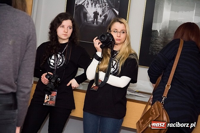 Zdjęcie w galerii na portalu naszraciborz.pl: Zatrzymane w kadrze - wystawa fotograficzna w Galerii Gawra na 10 lat Fotonu wiadomości z regionu