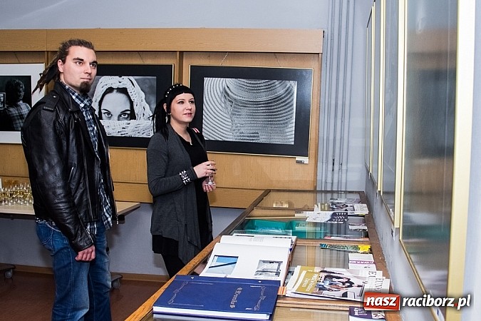 Zdjęcie w galerii na portalu naszraciborz.pl: Zatrzymane w kadrze - wystawa fotograficzna w Galerii Gawra na 10 lat Fotonu wiadomości z regionu