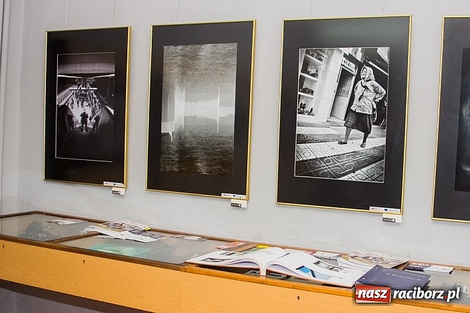 Zdjęcie w galerii na portalu naszraciborz.pl: Zatrzymane w kadrze - wystawa fotograficzna w Galerii Gawra na 10 lat Fotonu wiadomości z regionu