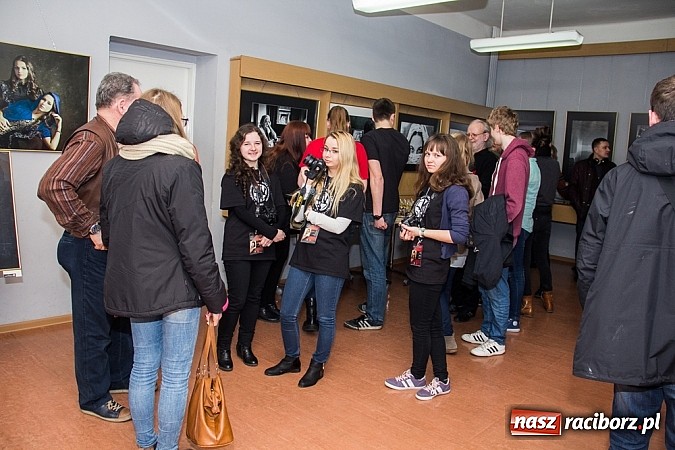 Zdjęcie w galerii na portalu naszraciborz.pl: Zatrzymane w kadrze - wystawa fotograficzna w Galerii Gawra na 10 lat Fotonu wiadomości z regionu