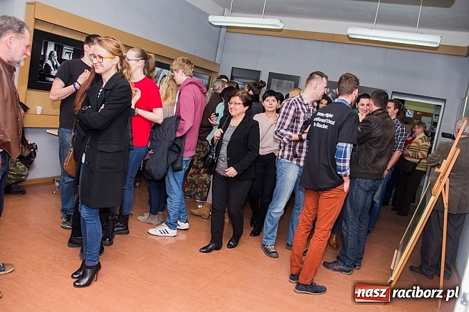 Zdjęcie w galerii na portalu naszraciborz.pl: Zatrzymane w kadrze - wystawa fotograficzna w Galerii Gawra na 10 lat Fotonu wiadomości z regionu