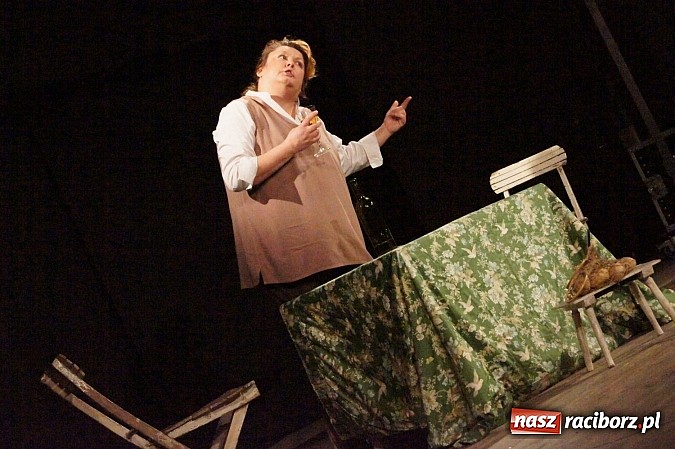 Zdjęcie w galerii na portalu naszraciborz.pl: Słodko-gorzka Shirley na deskach Strzechy wiadomości z regionu