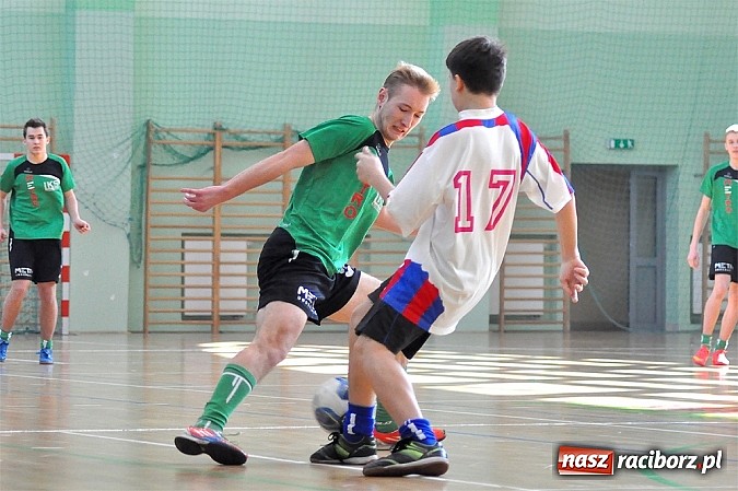 Zdjęcie w galerii na portalu naszraciborz.pl: Naprz&oacute;d Borucin z pucharem prezesa podokręgu wiadomości z regionu