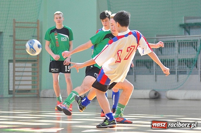 Zdjęcie w galerii na portalu naszraciborz.pl: Naprz&oacute;d Borucin z pucharem prezesa podokręgu wiadomości z regionu