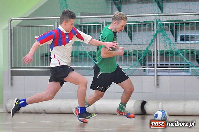 Zdjęcie w galerii na portalu naszraciborz.pl: Naprz&oacute;d Borucin z pucharem prezesa podokręgu wiadomości z regionu