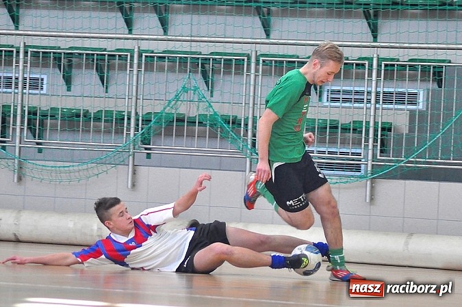 Zdjęcie w galerii na portalu naszraciborz.pl: Naprz&oacute;d Borucin z pucharem prezesa podokręgu wiadomości z regionu