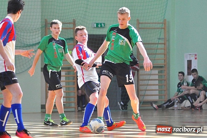 Zdjęcie w galerii na portalu naszraciborz.pl: Naprz&oacute;d Borucin z pucharem prezesa podokręgu wiadomości z regionu