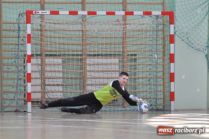 Zdjęcie w galerii na portalu naszraciborz.pl: Naprz&oacute;d Borucin z pucharem prezesa podokręgu wiadomości z regionu