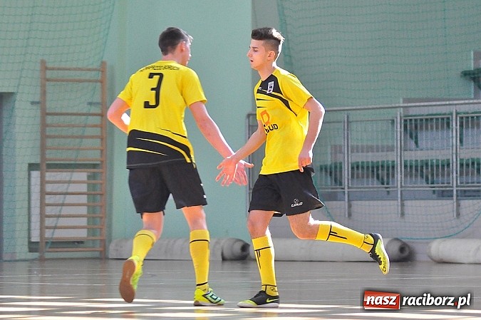 Zdjęcie w galerii na portalu naszraciborz.pl: Naprz&oacute;d Borucin z pucharem prezesa podokręgu wiadomości z regionu