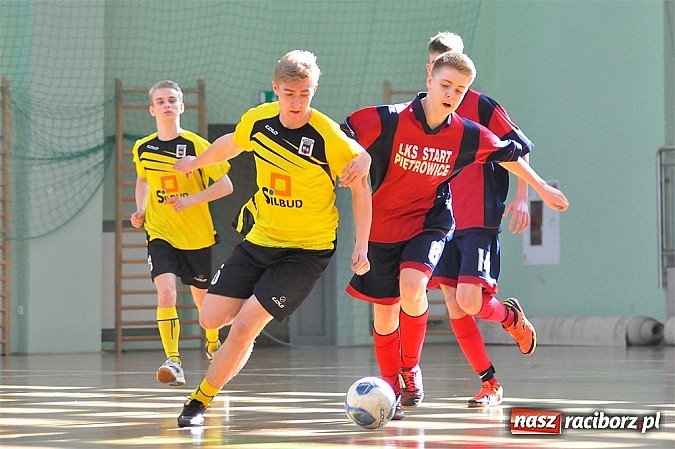 Zdjęcie w galerii na portalu naszraciborz.pl: Naprz&oacute;d Borucin z pucharem prezesa podokręgu wiadomości z regionu