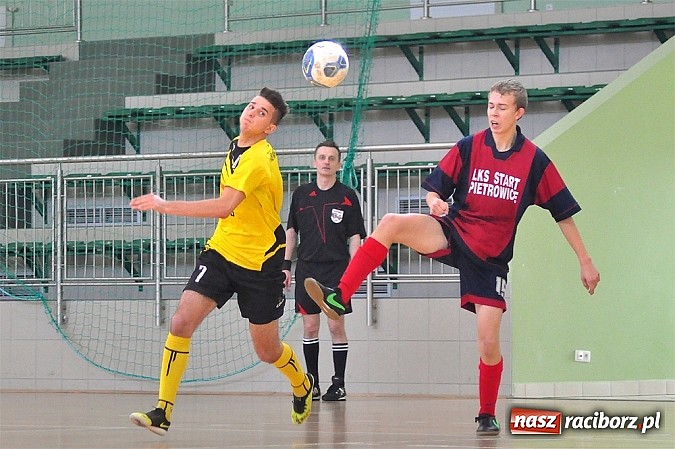 Zdjęcie w galerii na portalu naszraciborz.pl: Naprz&oacute;d Borucin z pucharem prezesa podokręgu wiadomości z regionu