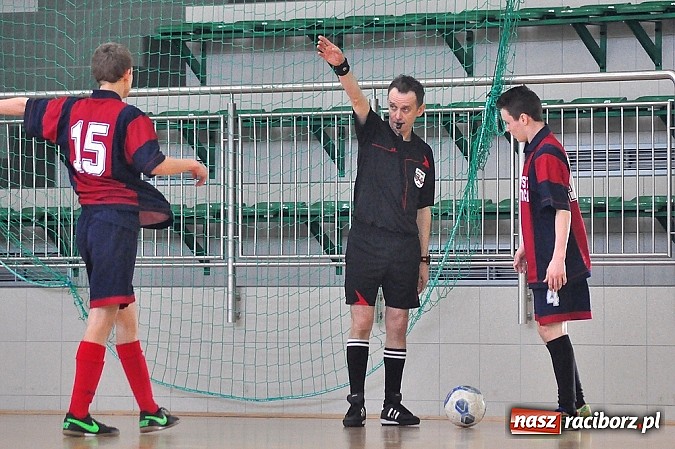 Zdjęcie w galerii na portalu naszraciborz.pl: Naprz&oacute;d Borucin z pucharem prezesa podokręgu wiadomości z regionu