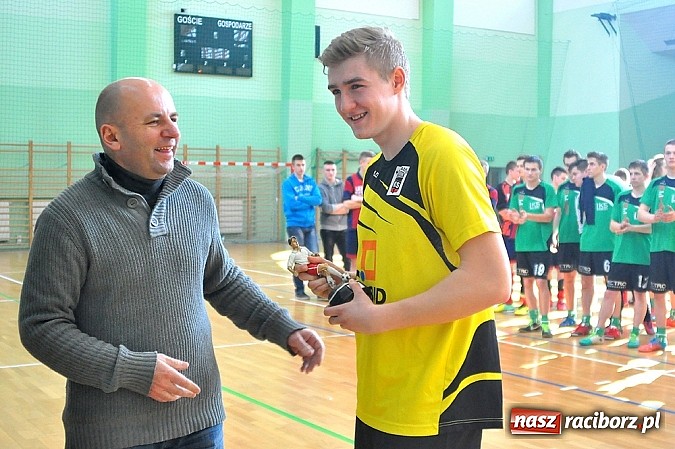 Zdjęcie w galerii na portalu naszraciborz.pl: Naprz&oacute;d Borucin z pucharem prezesa podokręgu wiadomości z regionu