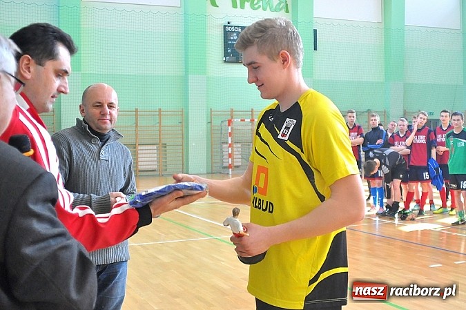 Zdjęcie w galerii na portalu naszraciborz.pl: Naprz&oacute;d Borucin z pucharem prezesa podokręgu wiadomości z regionu