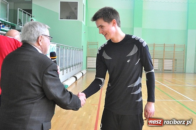 Zdjęcie w galerii na portalu naszraciborz.pl: Naprz&oacute;d Borucin z pucharem prezesa podokręgu wiadomości z regionu