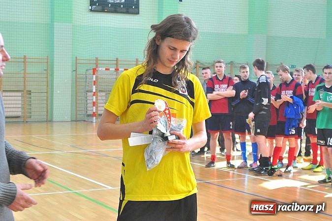 Zdjęcie w galerii na portalu naszraciborz.pl: Naprz&oacute;d Borucin z pucharem prezesa podokręgu wiadomości z regionu