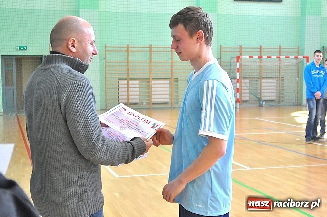 Zdjęcie w galerii na portalu naszraciborz.pl: Naprz&oacute;d Borucin z pucharem prezesa podokręgu wiadomości z regionu
