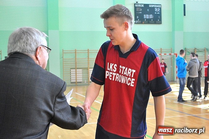 Zdjęcie w galerii na portalu naszraciborz.pl: Naprz&oacute;d Borucin z pucharem prezesa podokręgu wiadomości z regionu