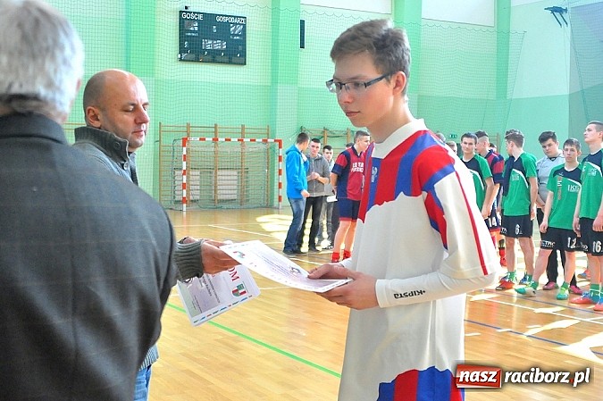 Zdjęcie w galerii na portalu naszraciborz.pl: Naprz&oacute;d Borucin z pucharem prezesa podokręgu wiadomości z regionu