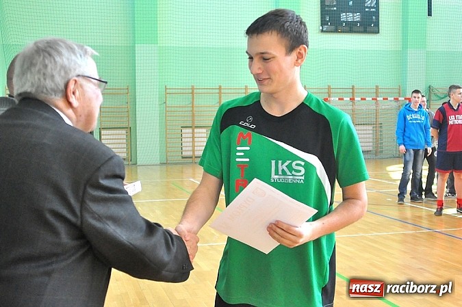 Zdjęcie w galerii na portalu naszraciborz.pl: Naprz&oacute;d Borucin z pucharem prezesa podokręgu wiadomości z regionu