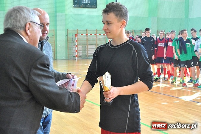 Zdjęcie w galerii na portalu naszraciborz.pl: Naprz&oacute;d Borucin z pucharem prezesa podokręgu wiadomości z regionu